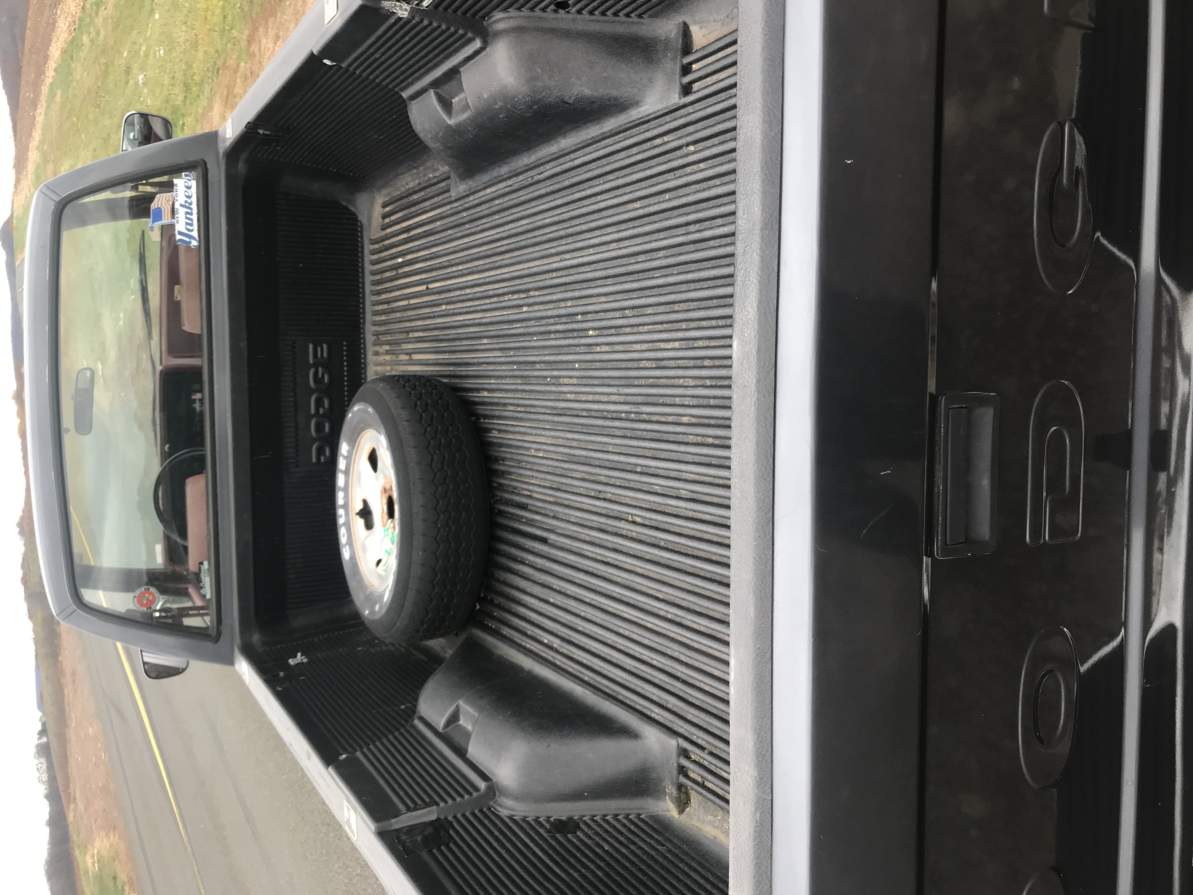 1991 Dodge Dakota Pickup ONE OWNER 117K 8 foot bed and roomy bench seating NICE — photo 29